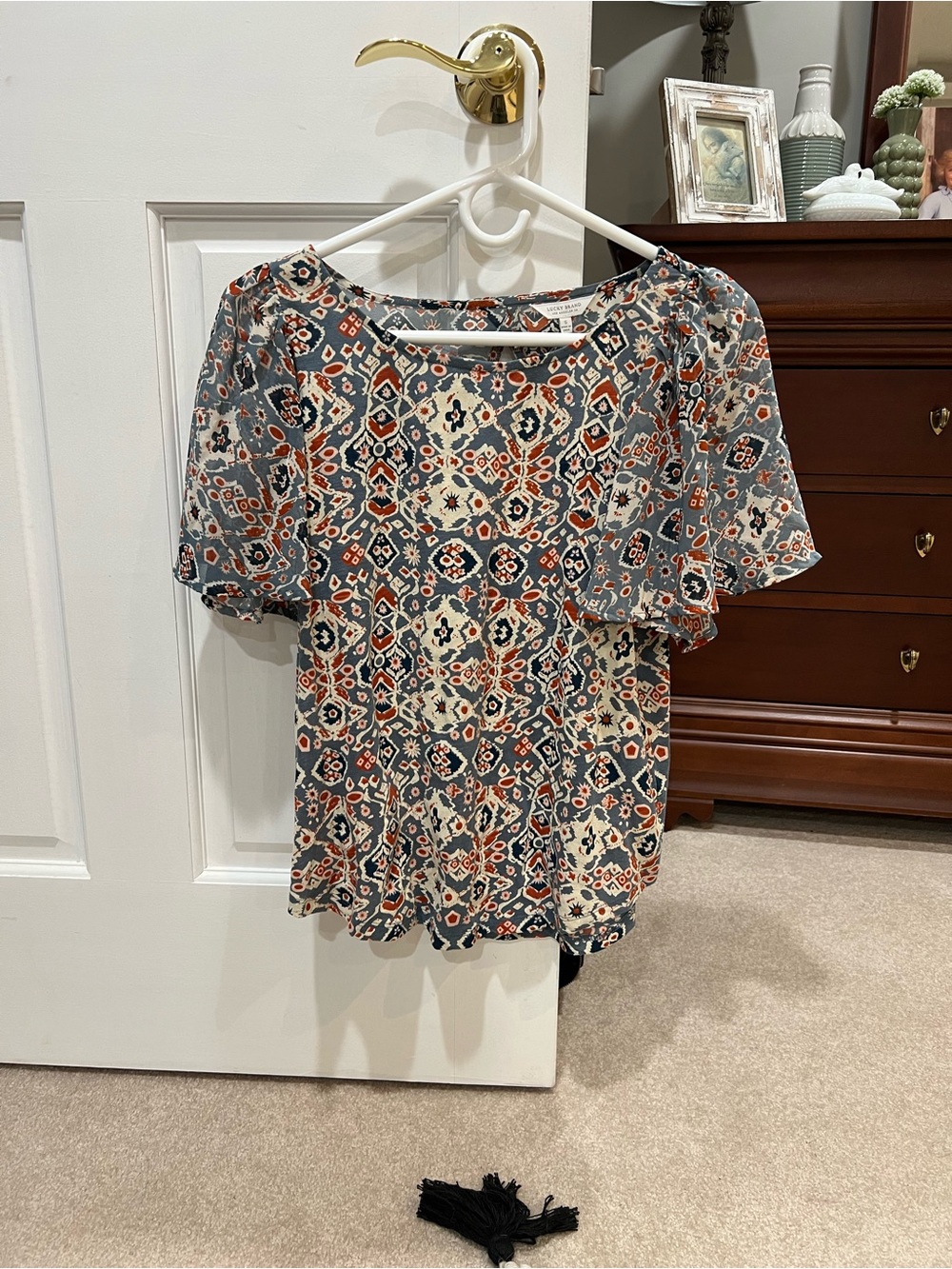 Womens Gray and Cream Patterned Short-Sleeve Top
